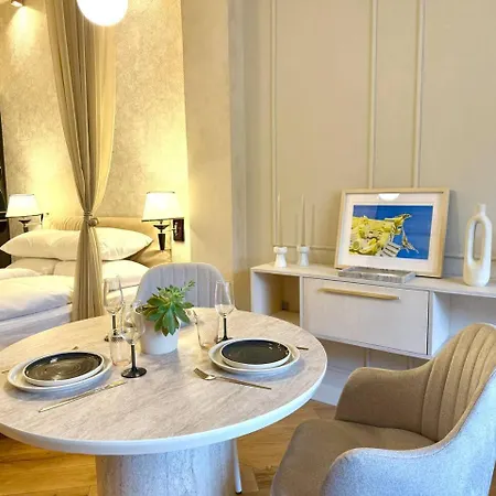 Cosher | Premium Location • Boutique • Design 아파트